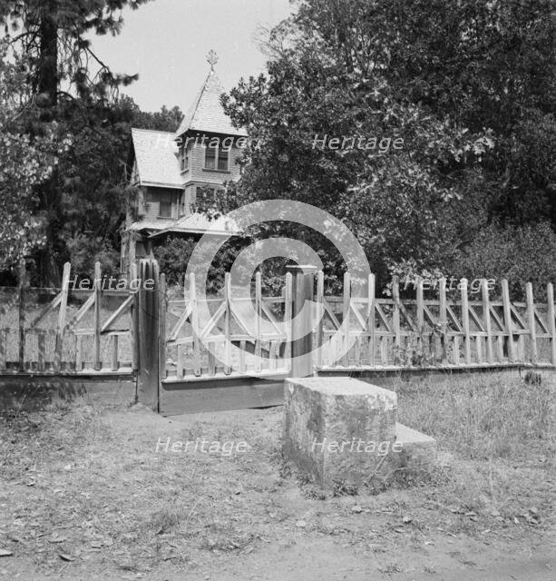 In fruit country along the Rogue River, near Medford, Southern Oregon, 1939. Creator: Dorothea Lange.