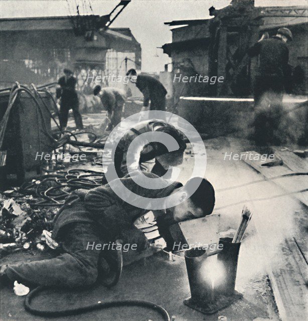 'Rivetting', 1941. Artist: Cecil Beaton.