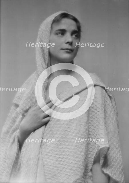 Isadora Duncan dancer, portrait photograph, between 1915 and 1923. Creator: Arnold Genthe.