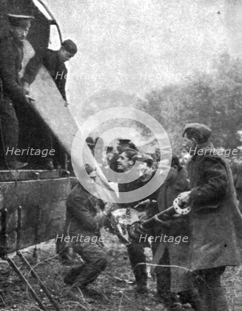 'Le Zeppelin Abattu; Dans la banlieue Nord de Londres; Une des quatre helices du zeppelin', 1916. Creator: Unknown.