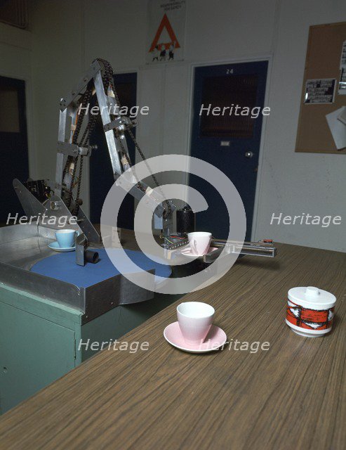 Table-clearing robot. Artist: Meredith Thring