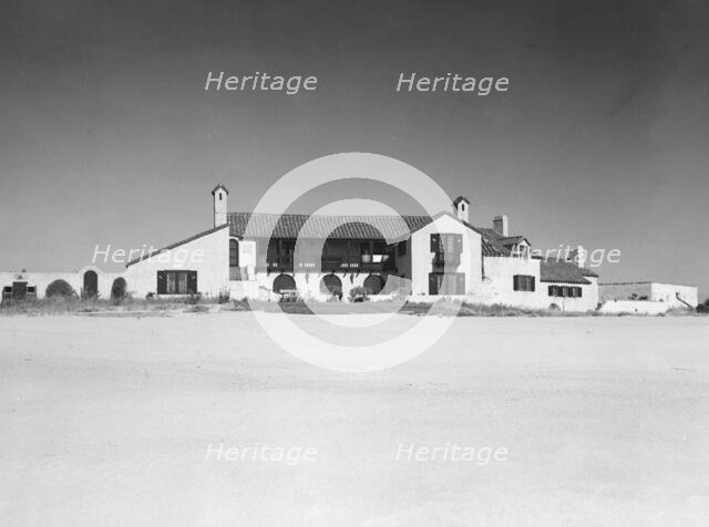 Warner house, between 1911 and 1942. Creator: Arnold Genthe.