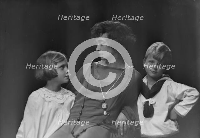 Mrs. Rousseau and children, portrait photograph, 1918 Nov. 14. Creator: Arnold Genthe.