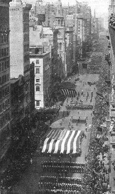 'La Preparation Militaire; Dans la 5e avenue de New-York: le drapeau monstre du "Carpet Club"', 1916 Creator: Unknown.