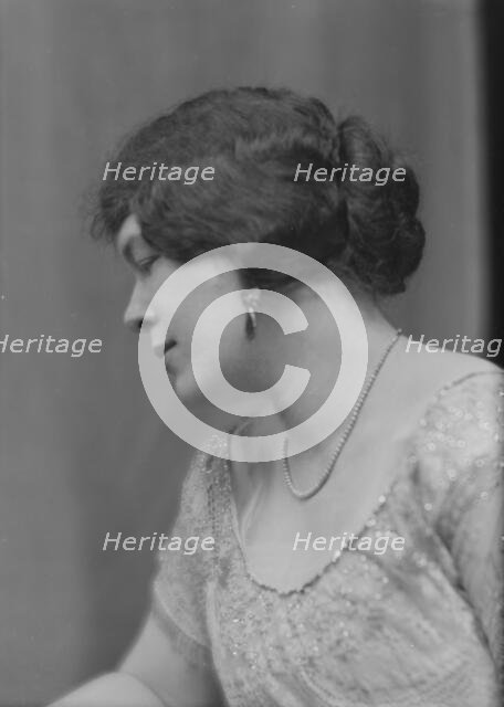 Rowan, Jeanne, Miss, portrait photograph, 1915 Jan. 9. Creator: Arnold Genthe.