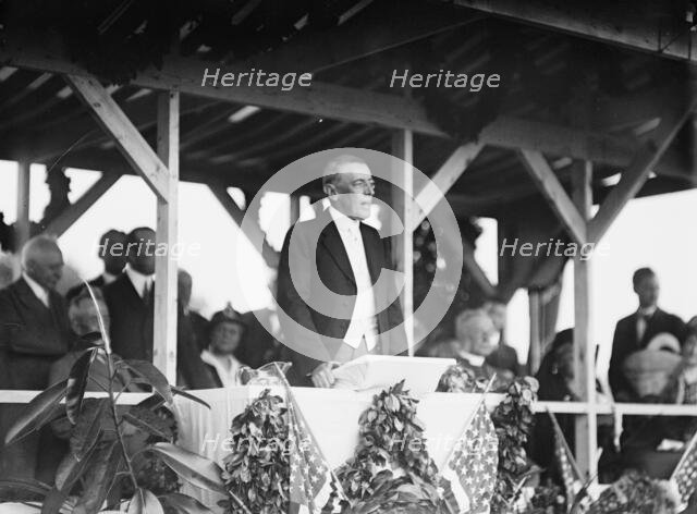 Confederate Monument - Arlington National Cemetery. Woodrow Wilson, 1914. Creator: Harris & Ewing.