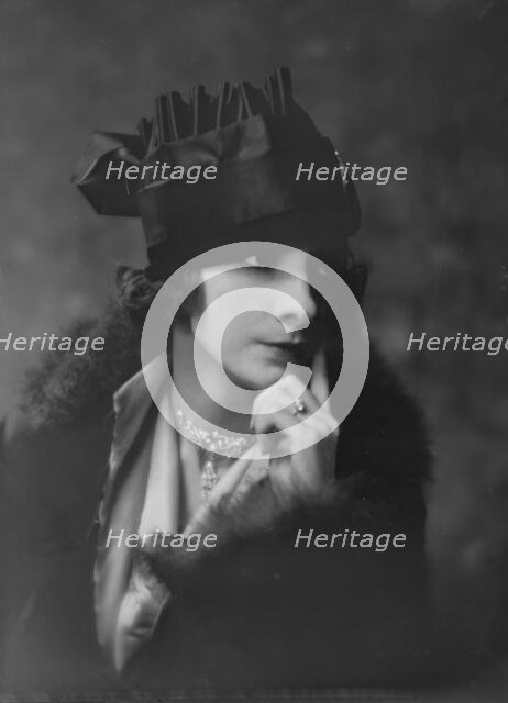 Guntar, Aida, Miss, portrait photograph, 1915 Dec. or 1916 Jan. Creator: Arnold Genthe.