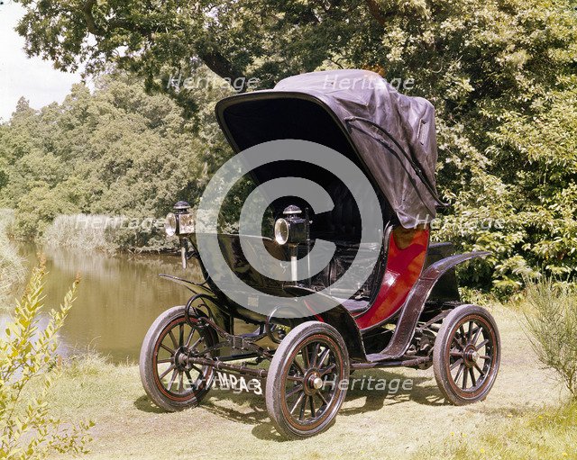 1901 Columbia Electric car. Artist: Unknown