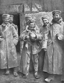 'Des prisonniers Allemands, qui viennent de toucher leur ration de pain', 1915. Creator: Unknown.
