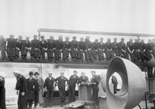 Jackies on 14" gun -- NEW YORK, between c1910 and c1915. Creator: Bain News Service.