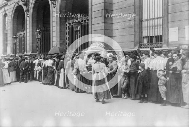 Awaiting relief, Paris, between c1914 and c1915. Creator: Bain News Service.