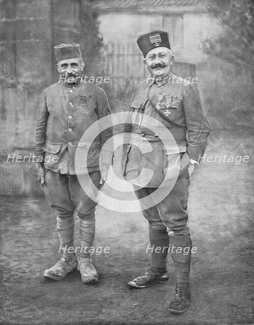 'Le lieutenant-colonel Richaud et le doyen du 4e zouaves', 1916. Creator: Unknown.