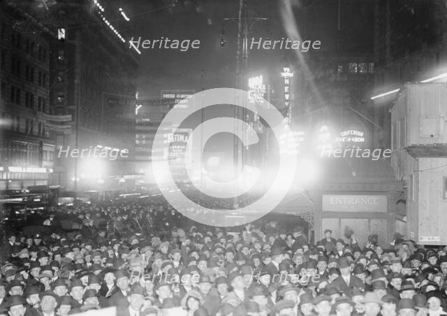 Crowd- Election Night - N.Y., 1913. Creator: Bain News Service.
