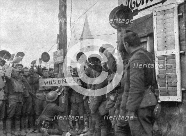 ''Les Americains dans le Saillant de Saint-Mihiel; A la sortie d'un village, des "Yanks"..., 1918. Creator: Unknown.