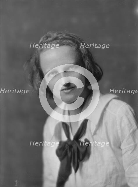 Bentz, Edna, Miss, portrait photograph, 1917 July 9. Creator: Arnold Genthe.