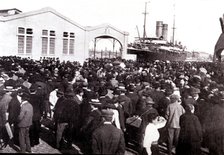 View of Buenos Aires dock during a landing of immigrants from Spain at the beginning of the century.