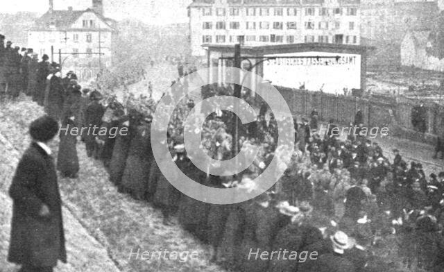 'Journees inoubliables a Strasbourg; Le meme jour, trois bataillons d'infantrerie viennent..., 1918. Creator: Unknown.