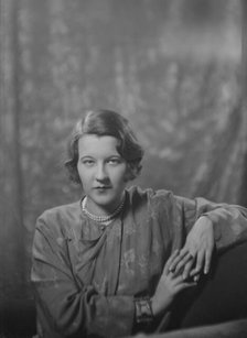 Mrs. Allerton S. Cushman, portrait photograph, 1927 Nov. 23. Creator: Arnold Genthe.