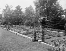 Residence of Mrs. Franklin H. Walker, garden, Detroit, Mich., between 1905 and 1915. Creator: Unknown.