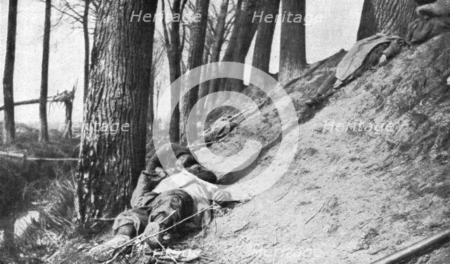 'La seconde bataille d'Ypres; La rive de l'Yser apres notre attaque: blesses et morts', 1915. Creator: Unknown.