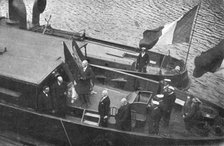 'Deux departs; a Brest: le president Wilson, a bord de la canniere qui va l'amener au..., 1919. Creator: Unknown.