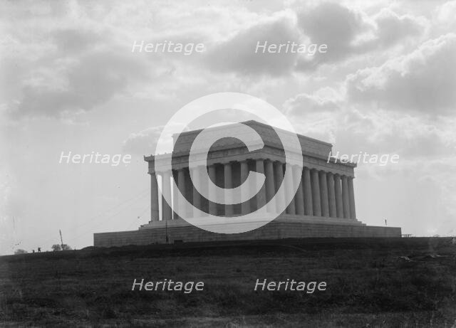 Lincoln Memorial - Complete, 1917. Creator: Harris & Ewing.