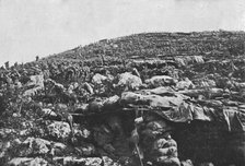 'Les succes Italiens du Carso; renforts italiens escaladant les terrasses de la cote 208..., 1916. Creator: Unknown.