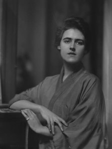 Gordon, A.G., Miss, portrait photograph, 1915 Feb. 16. Creator: Arnold Genthe.