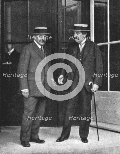 'M Aristide Briand et M Alexandre Lahovary, ministre de Roumanie a Paris', 1916. Creator: Unknown.