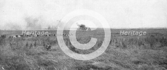 'Le depart de l'attaque; Dans l'apres-midi du Ist juillet, une batterie francaise..., 1916 (1924) Creator: Unknown.