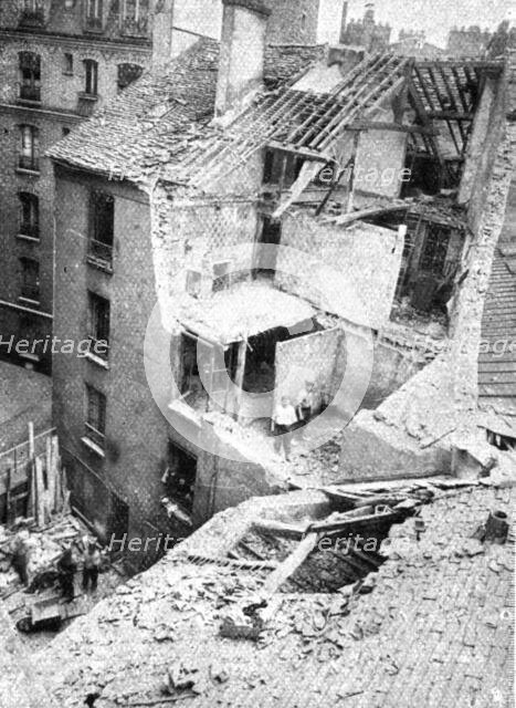 'Quelques Points de Chute; Rue Saint-Antoine, no 119: torpille d'avion de 50 kilos..., 1918. Creator: Unknown.