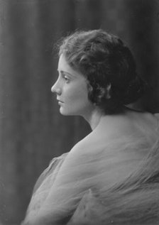 Clarke, Helen, Miss, portrait photograph, 1917 Sept. 18. Creator: Arnold Genthe.