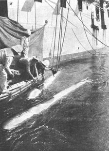 'La flotte Francaise en orient; Repechage de torpilles apres un exercice de lancement', 1916. Creator: Unknown.