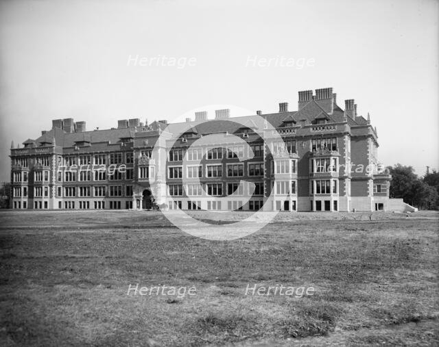 University of Minnesota, main building (Folwell Hall), Minneapolis, Minn., between 1907 and 1910. Creator: Unknown.