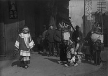 Women and children walking down a street, Chinatown, San Francisco, between 1896 and 1906. Creator: Arnold Genthe.