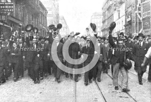 ''Aux cris de "Vive la France !", sa voiture est escortee jusqu'a l'Elysee', 1914. Creator: Unknown.