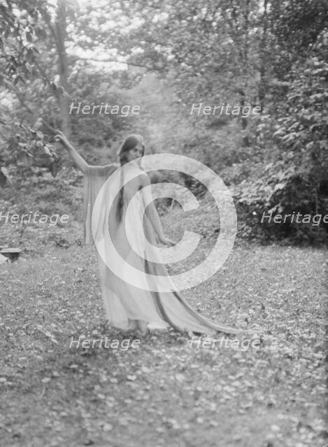Florence Noyes dancers, between 1915 and 1918. Creator: Arnold Genthe.