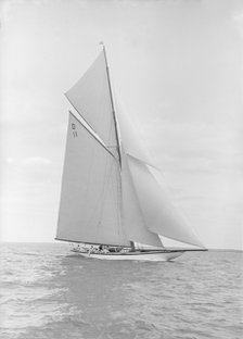 The 15-metre class 'Maudrey' sailing close-hauled, 1913. Creator: Kirk & Sons of Cowes.
