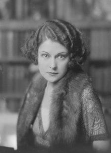 Mrs. Everett, portrait photograph, 1919 Mar. 17. Creator: Arnold Genthe.