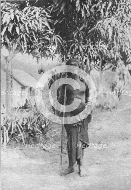 'Un sorcier au Congo francais (Il porte en main l'insigne de ses fonctions..., 1914. Creator: Unknown.