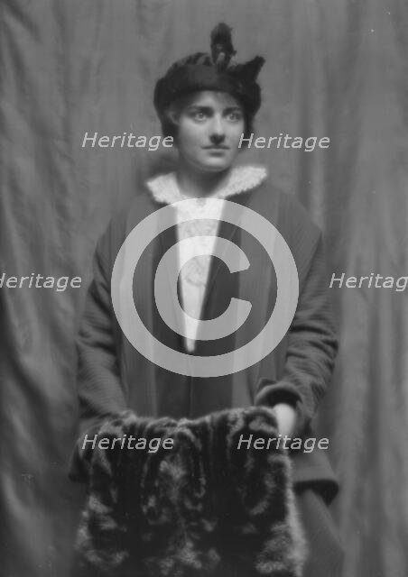 Damrosch, Alice, Miss, portrait photograph, 1913 Dec. 18. Creator: Arnold Genthe.