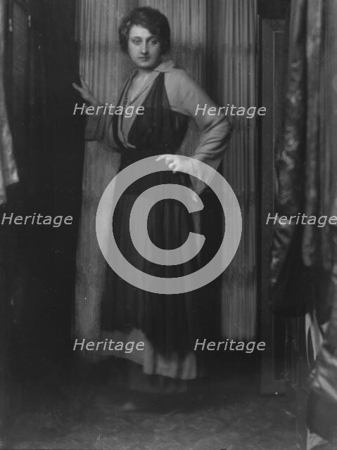 Chase, O.J., Jr., Mrs., portrait photograph, 1914 Dec. 9. Creator: Arnold Genthe.