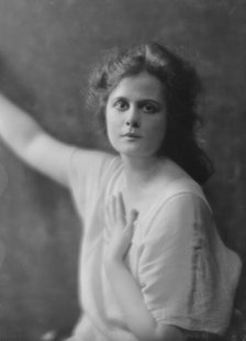 Ayers, Clio, Miss, portrait photograph, 1916 Jan. 13. Creator: Arnold Genthe.