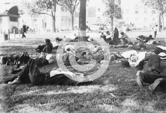 Battery Park on hot day, between c1910 and c1915. Creator: Bain News Service.