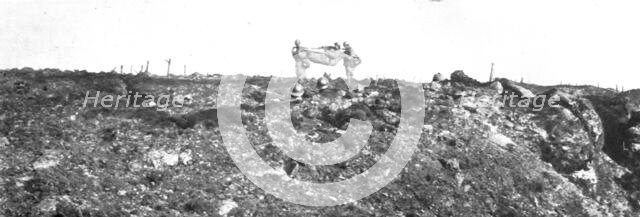 'Le champ de bataille; Sur le Chemin des Dames: un officier blessé est emporté sur un..., 1917. Creator: Unknown.