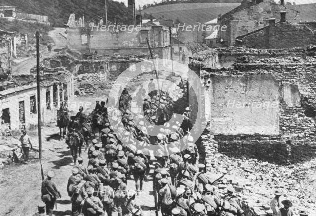 ''La victorieuse offensive Russe; Enree de nos allies dans Boutchatch, en Galicie', 1916. Creator: Unknown.
