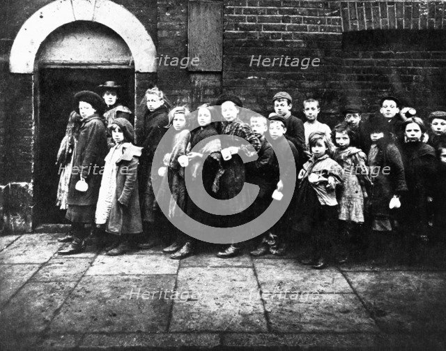 Children queuing for farthing breakfast, Hanbury Street, London. Artist: Unknown