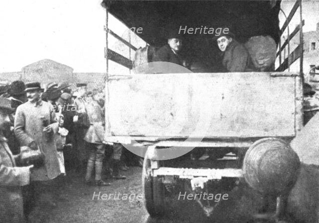'Les Indesirables; Un depart en camion automobile d'Allemands immigres en Alsace et renvoyes...,1918 Creator: Unknown.