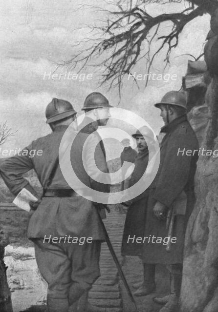 ''A l'armee Belge; Le roi Albert, Le roi des Belges aux tranchees de Steenstraete', 1916 (1924) Creator: Unknown.