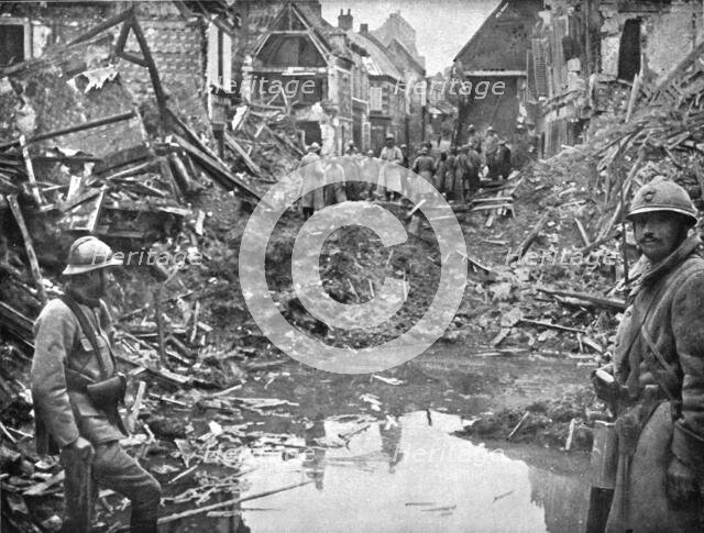 'En territoire libere; La rue principale de Roye coupee par l'explosion d'une mine allemande, avant  Creator: Unknown.